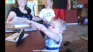 Videos de Risa: Niño sorprendido por una llamada telefónica (tepillao.com)