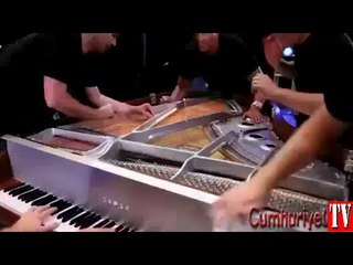 Beş kişi bir piyanoyu nasıl çalar?