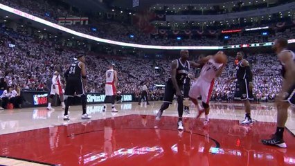 Le regard de tueur de Kevin Garnett à l'arbitre