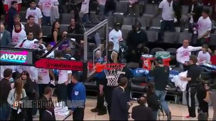 Paul Pierce jette son bandeau aux fans des Raptors qui le lui renvoient trois fois