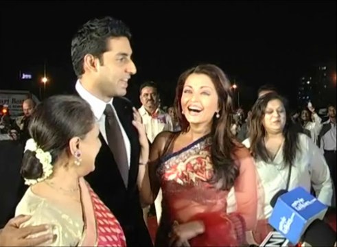 Aishwarya Rai, Abhishek Bachchan and Jaya Bachchan Makes Fun at Star Screen Awards red carpet