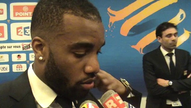 Alexandre Lacazette revient en zone mixte sur la défaite de Lyon en Coupe de la Ligue contre le PSG (1-2)