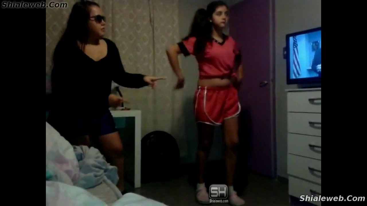 Dos amigas bailando y divirtiendose en su departamento cantanto y bailando