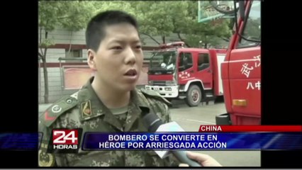 Скачать видео: China: bombero que realizó arriesgada acción causa furor en redes sociales