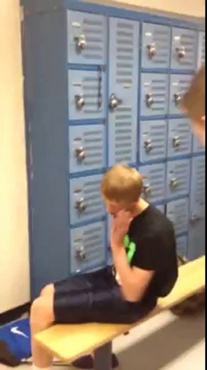 Baston de lycéens : gros coup de poing dans la face et K.O!