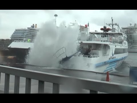 Napoli - La Merkel non c'è e l'aliscafo finisce contro banchina (19.04.14)