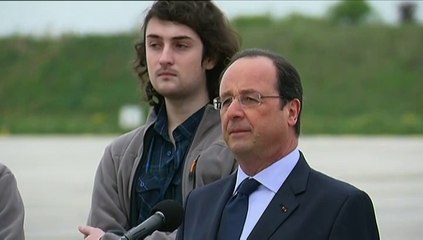 Ex-otages: Hollande salue "un jour de joie pour la France"