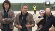 Emouvant retour en France des quatres journalistes otages en syrie