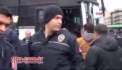 Taksim Anıtı'nda 'ekmek' gözaltısı