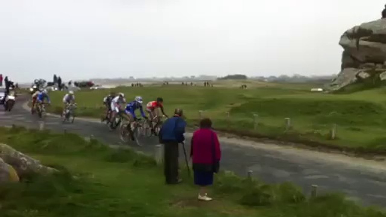 tro Bro Leon - Les échappés passent devant la maison des douaniers.