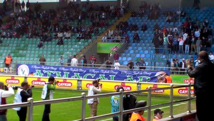 Çaykur Rizespor Konyaspor Maçı Öncesi Taraftar Uğur Tütüneker'e çiçek veriyor