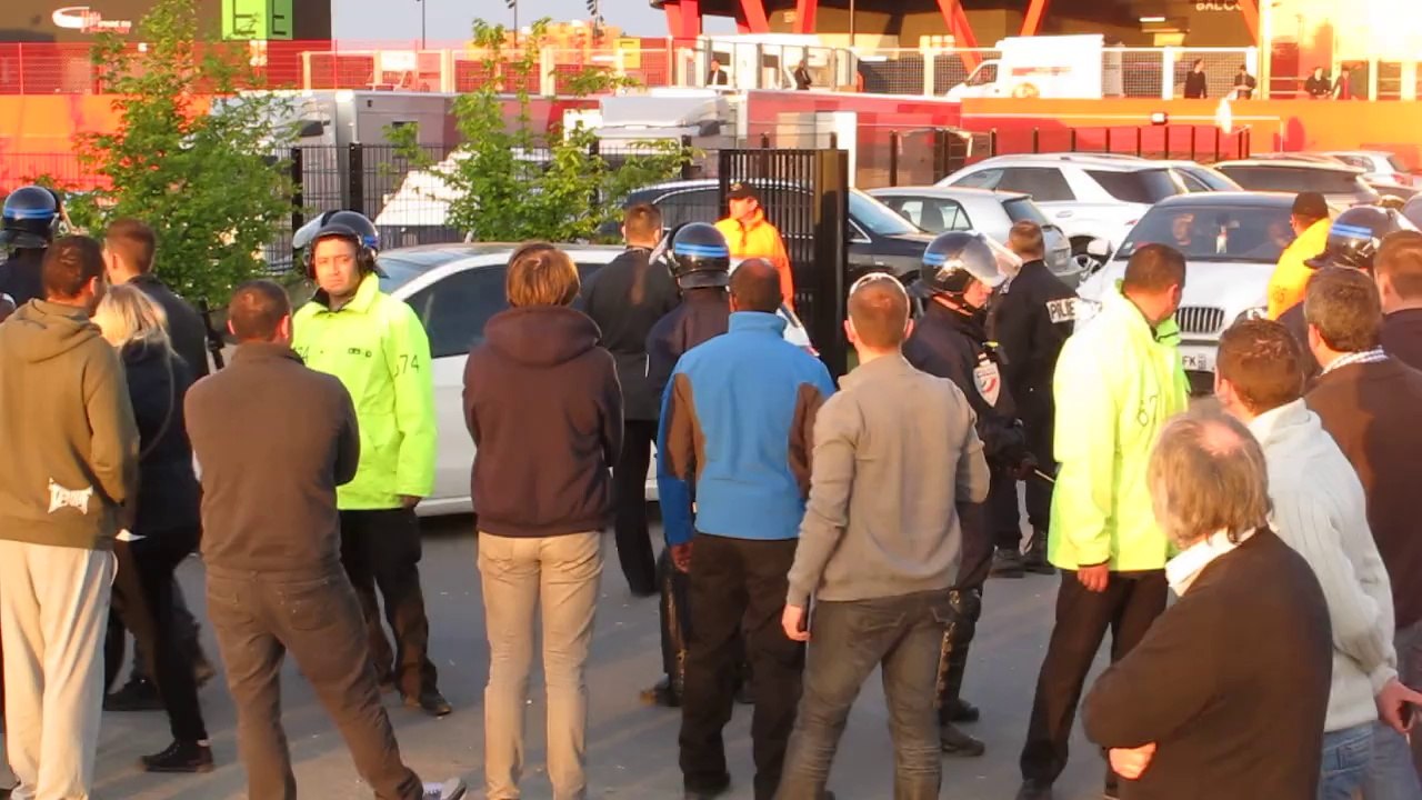 Football : les supporters "accompagnent" la sortie des joueurs du VAFC