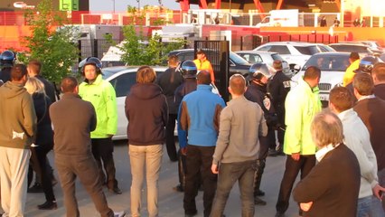 Football : les supporters "accompagnent" la sortie des joueurs du VAFC