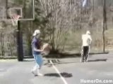 Regis joue au basket