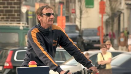 Voici ce qui arrive quand on met un gros bouton rouge au centre de la place d’une petite ville.