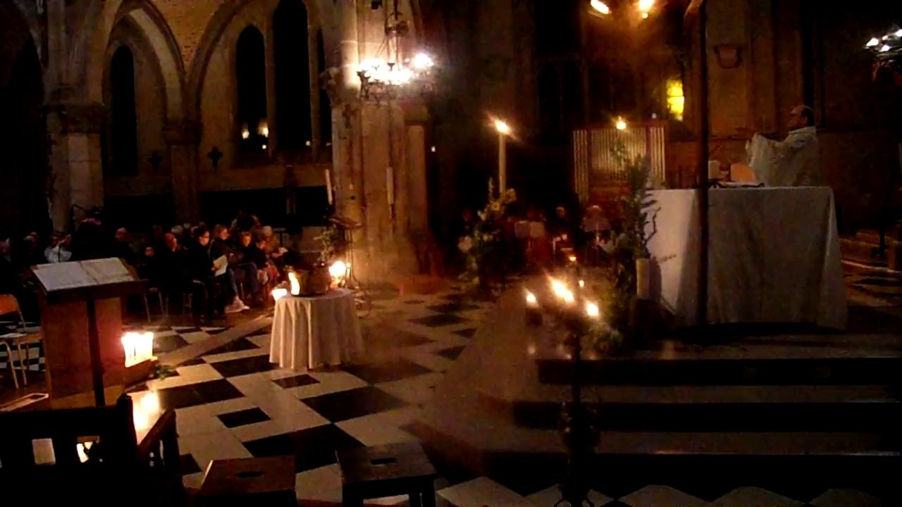Court extrait de la Sarabande de la 1ère suite de Bach par Guilène Rannou-Legros pendant l' offertoire . Veillée pascale 19 Avril 2014 Eglise Ste Jeanne d'Arc de la Paroisse de la paix Amiens.