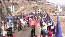 Limeños realizan impresionante vía crucis de Viernes Santo al Cerro San Cristobal
