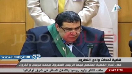 شاهد.. لماذا ضحك محمد مرسي داخل القفص