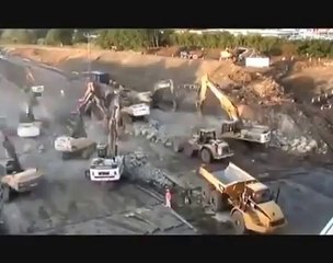 Démolir un pont de 1400 tonnes avec des pelleteuses