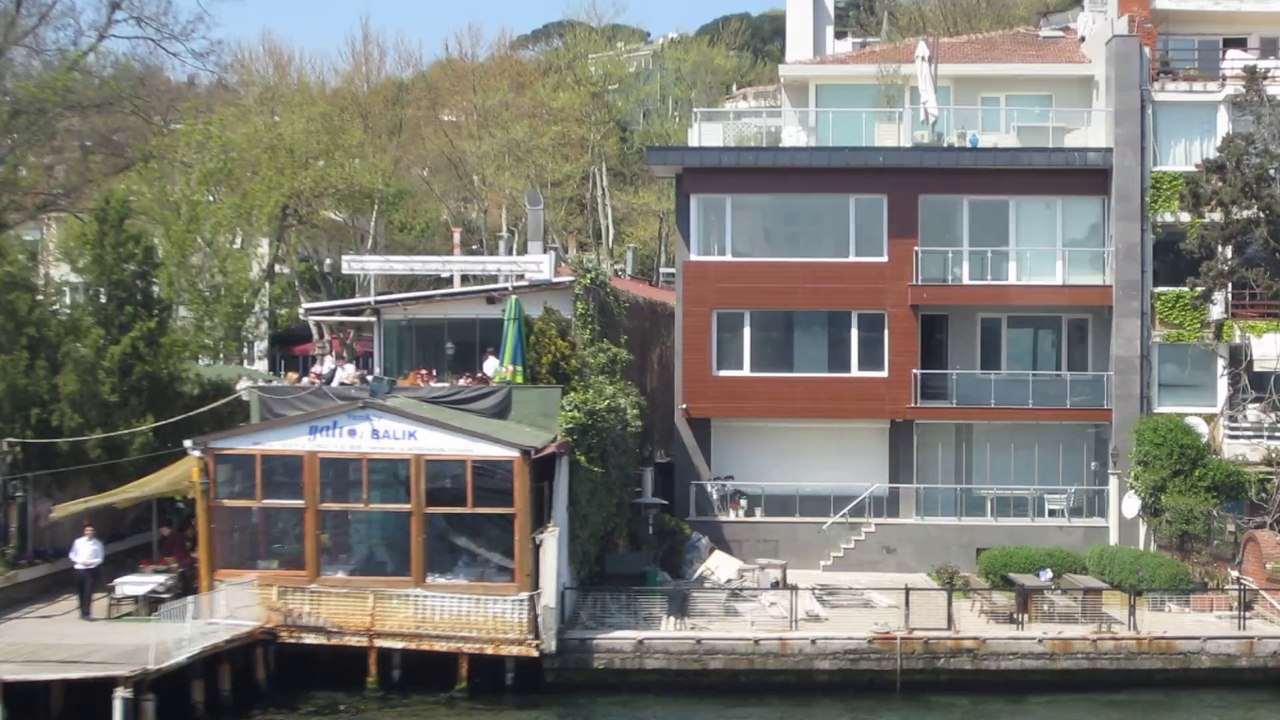 PROMENADE SUR LE BOSPHORE A ISTANBUL  --  TURQUIE  -- EN AVRIL 2014