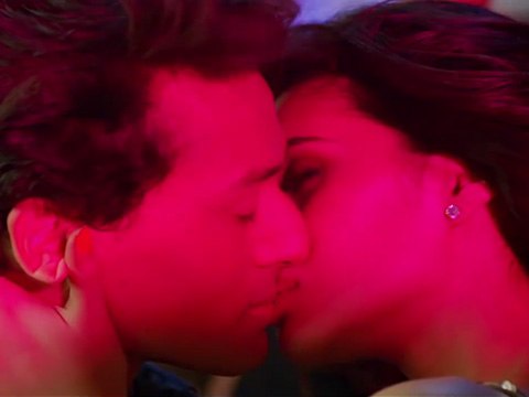 Tiger Shroff And Kriti Sanon Kissing Scene In Heropanti