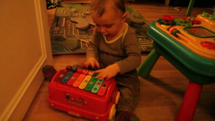 Ilan qui fait de la musique