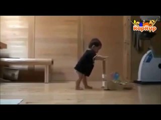 Yürümeyi kediden öğrenen bebek