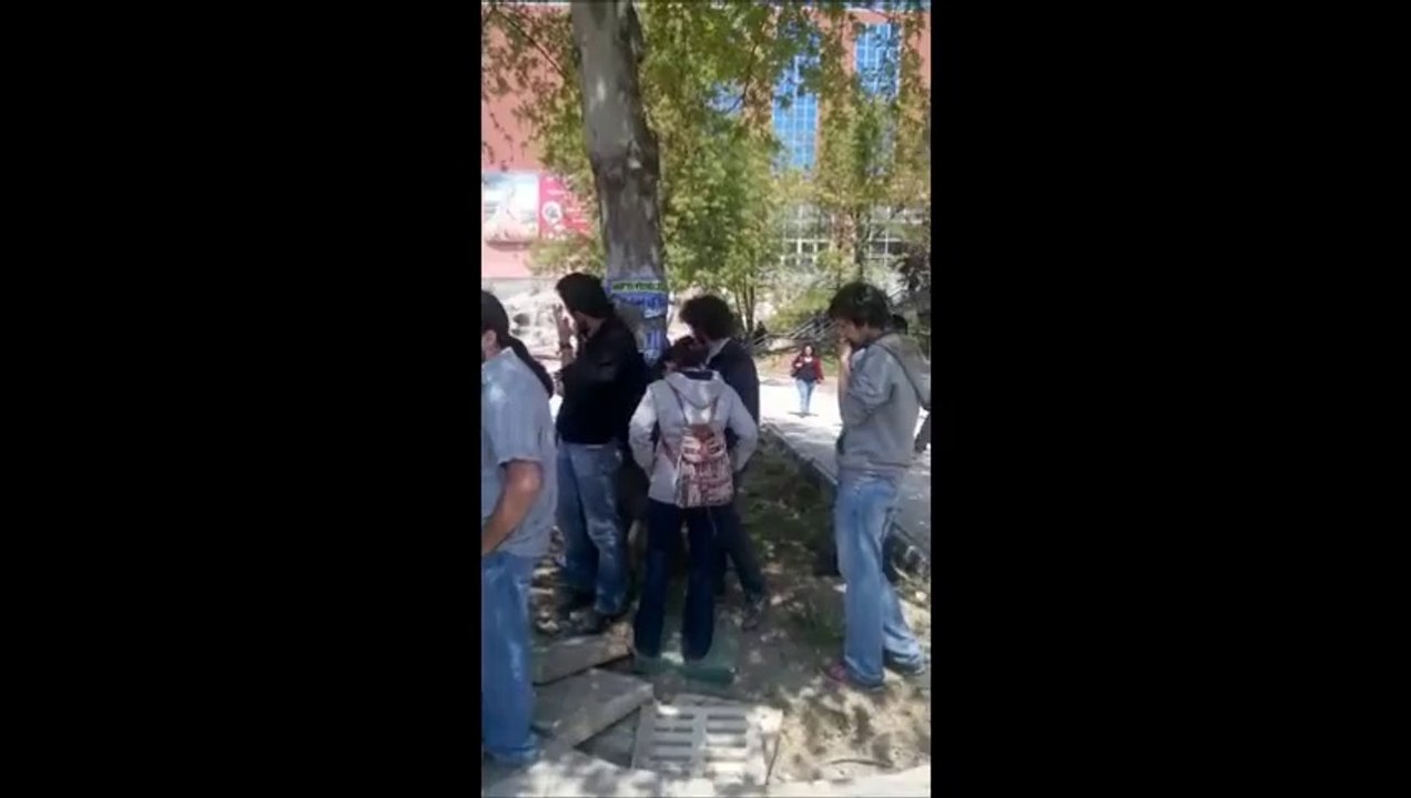 ÜNİVERSİTEDE ÖĞRENCİLER BİRBİRİNE GİRDİ