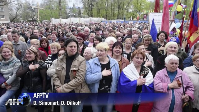 Hundreds of pro-Russian Ukrainians rally in Lugansk