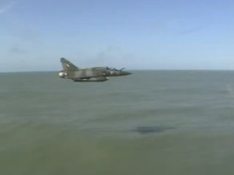 Mirage 2000  F1 surf la vague