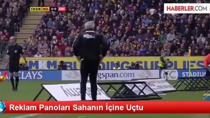 Reklam Panoları Sahanın İçine Uçtu