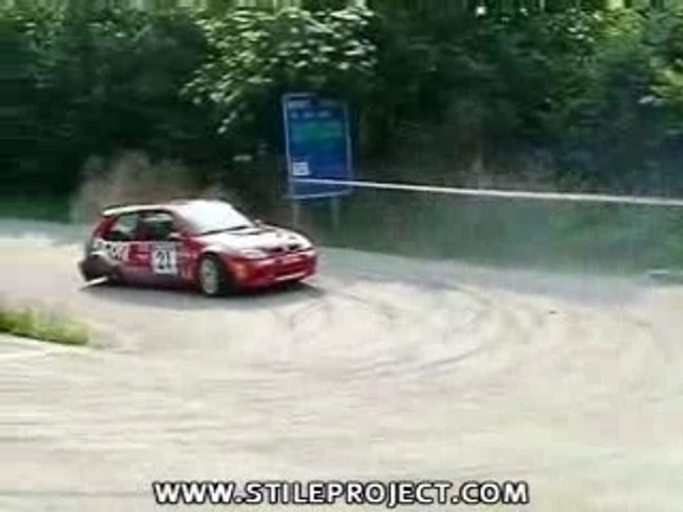2 ROUES PERDUS DANS UNE COURSE D'AUTO