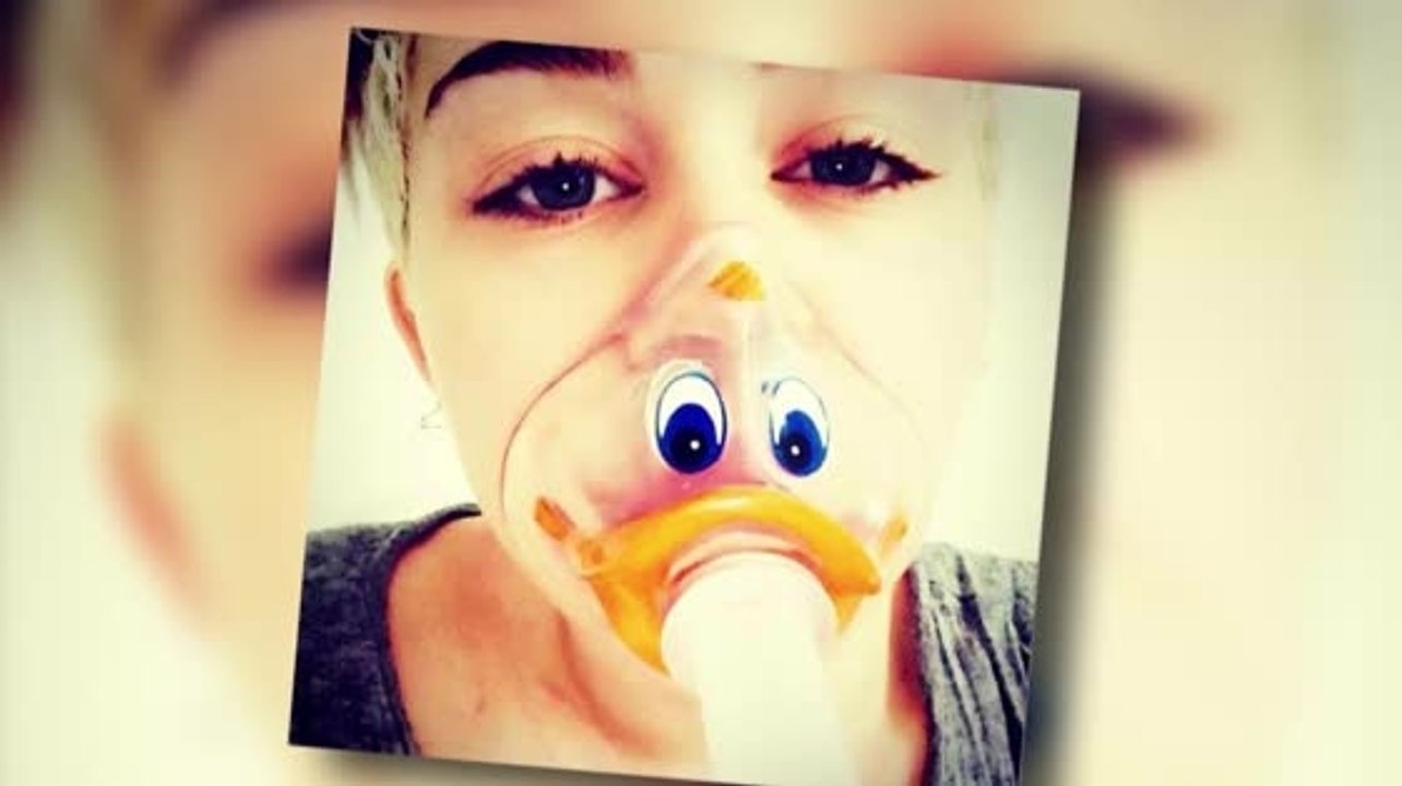 Miley Cyrus postet ein Foto von sich mit Sauerstoffmaske - ihre 'Bangerz' Tour muss verschoben werden.