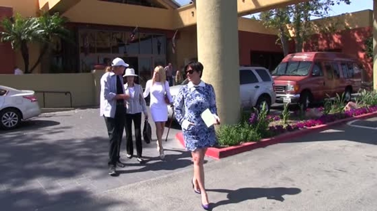 Kris jenner geht im kurzen kleid und mit ex, bruce jenner, zur ostermesse