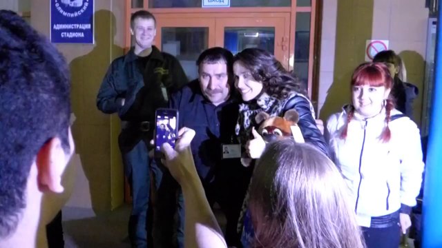 Фотографирование с фанатами около перед репетицией