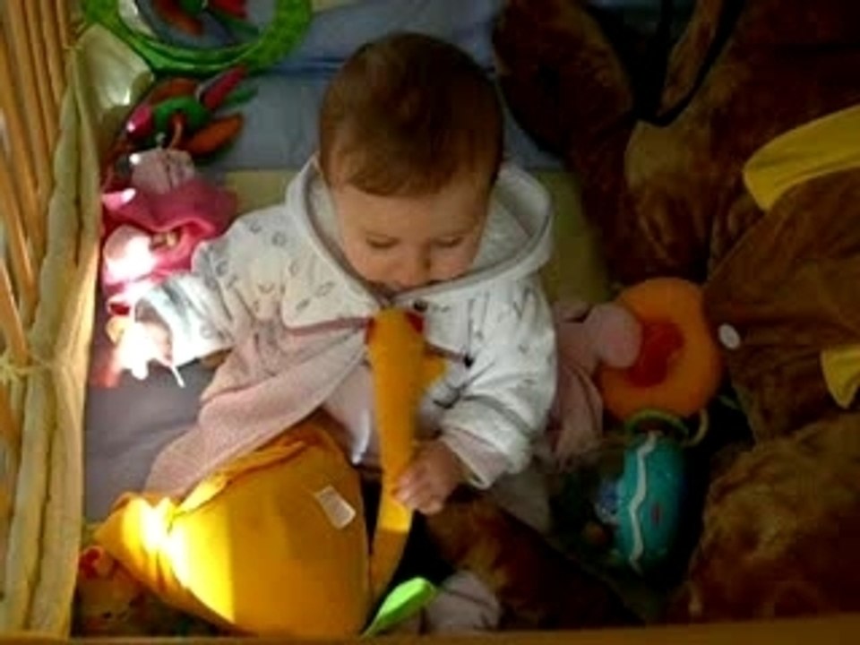 Je fais des calins à ma poupée