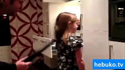 Elektirikli süpürge ile saç toplayan baba