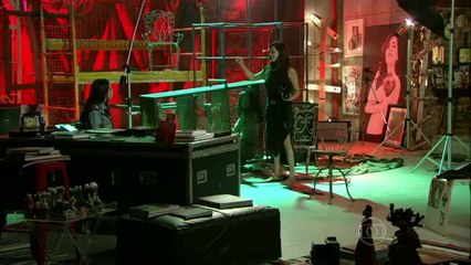 Clara chega para seu primeiro dia de trabalho com Marina - CENA 20