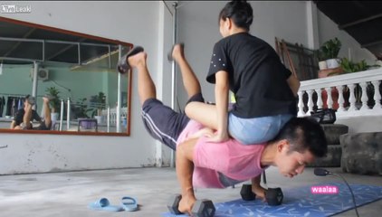 Incroyable : il fait son sport avec sa petite-amie sur le dos !