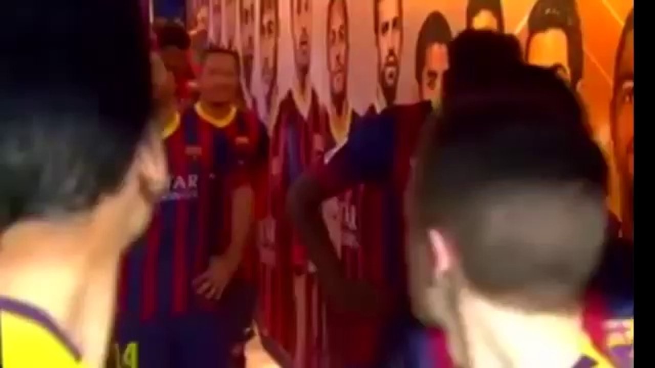 شاهد ميسي يتقيا في النفق قبل بداية المباراة أمام بلباو