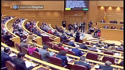 Josep Lluís Cleries regala un libro a Mariano Rajoy en el Senado