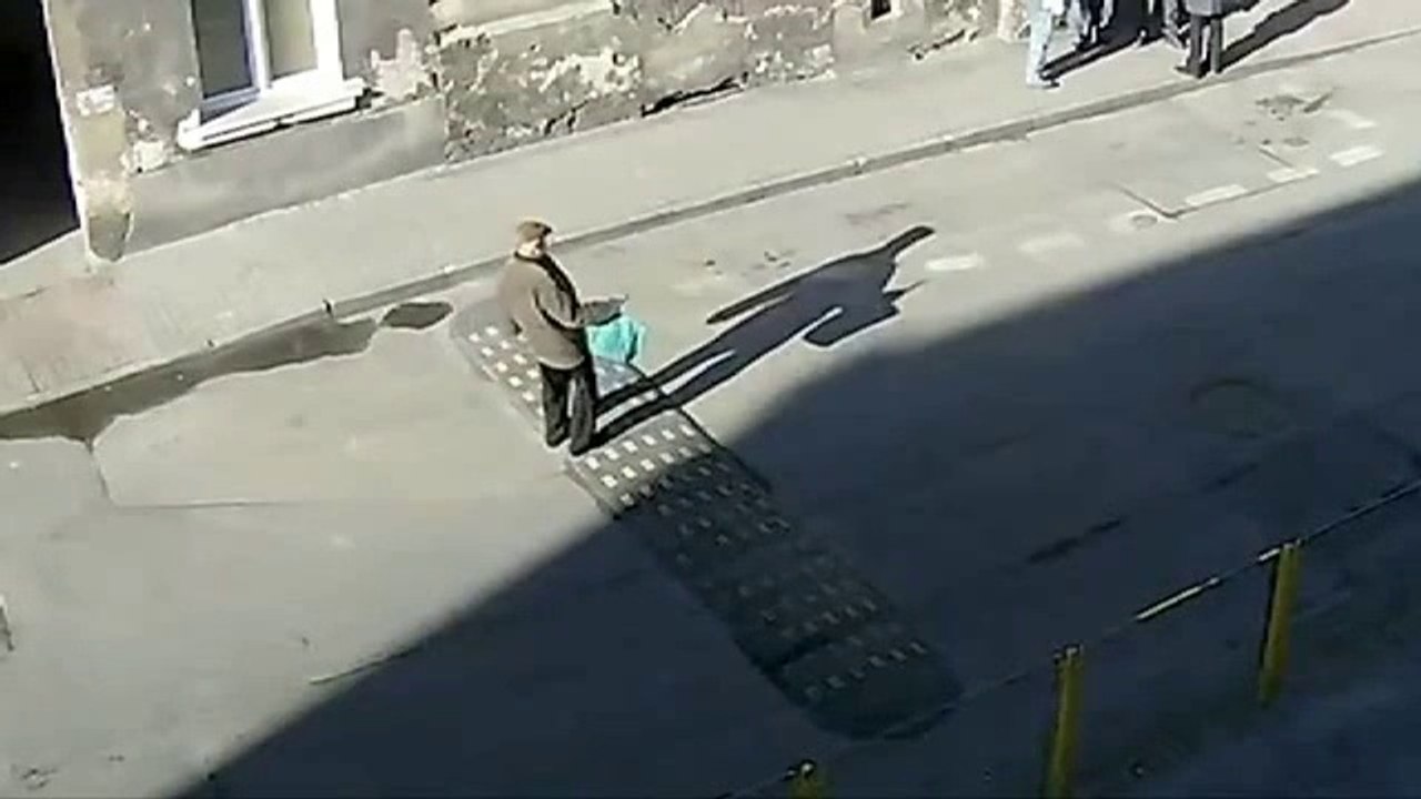 Sarhoş Kasise Takıldı :)