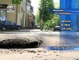 Se surpa asfaltul in centrul capitalei Mai multe gropi cu o adancime de aproape un metru s-au format pe strazi VIDEO