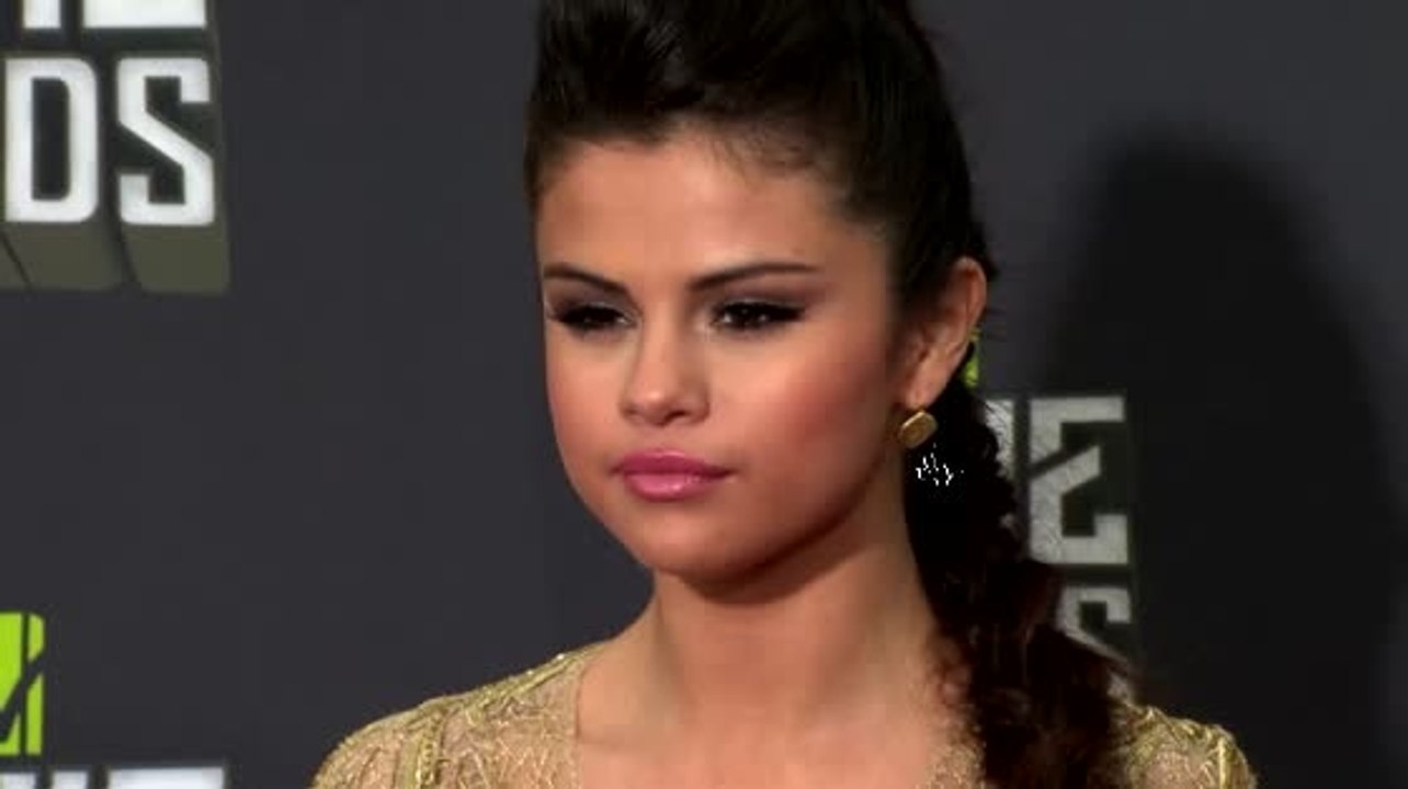 Selena Gomez Sets Up New Security Gate