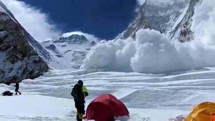 VIDEO: Massive Avalanche Sweeps Mt. Everest 2014 April 18