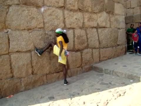 Jyothi Raj escalade un mur