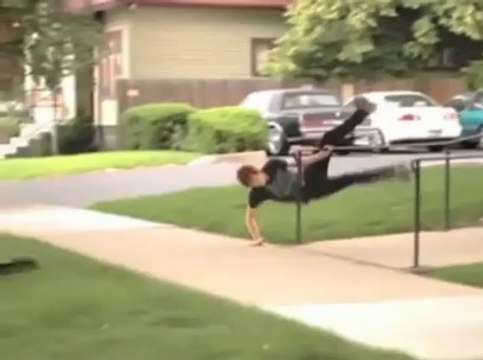 Gros Nutshot en skate... Pauvre gars!