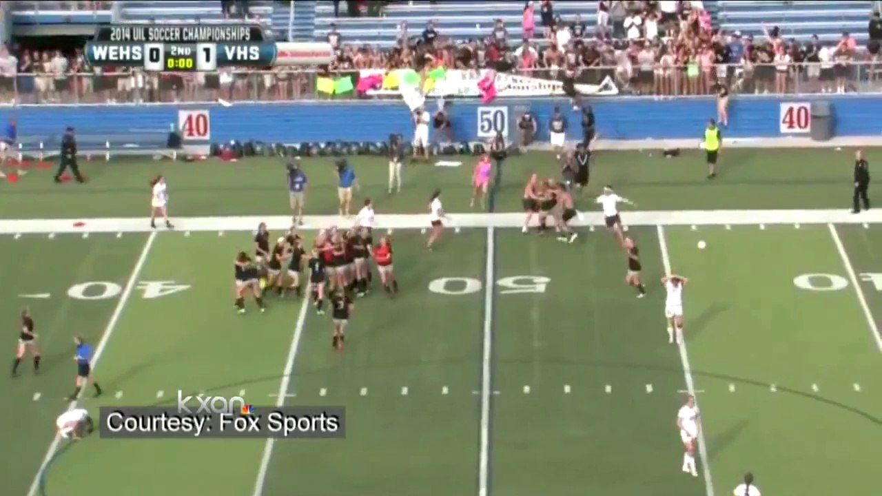 Un Flic pourri frappe des étudiant pendant un match de foot!