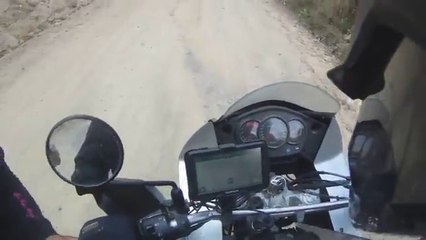 Un motard se fait voler par deux hommes armés au Guatemala.