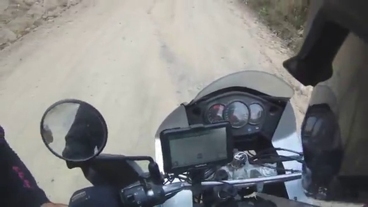 Un motard se fait voler par deux hommes armés au Guatemala.
